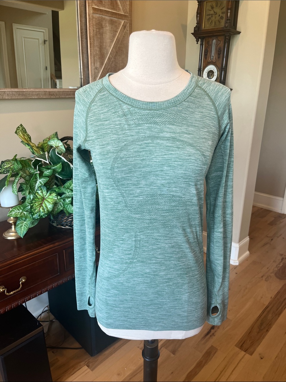 Lululemon Athletica I run for me Head Up Heart Out Heather Green Long Sleeve